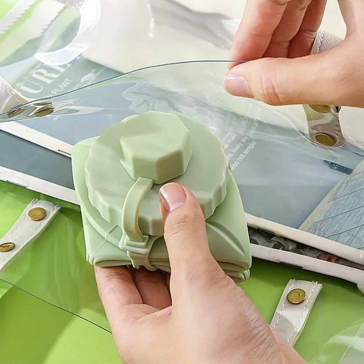 bouteille réutilisable pliable verte dans sac