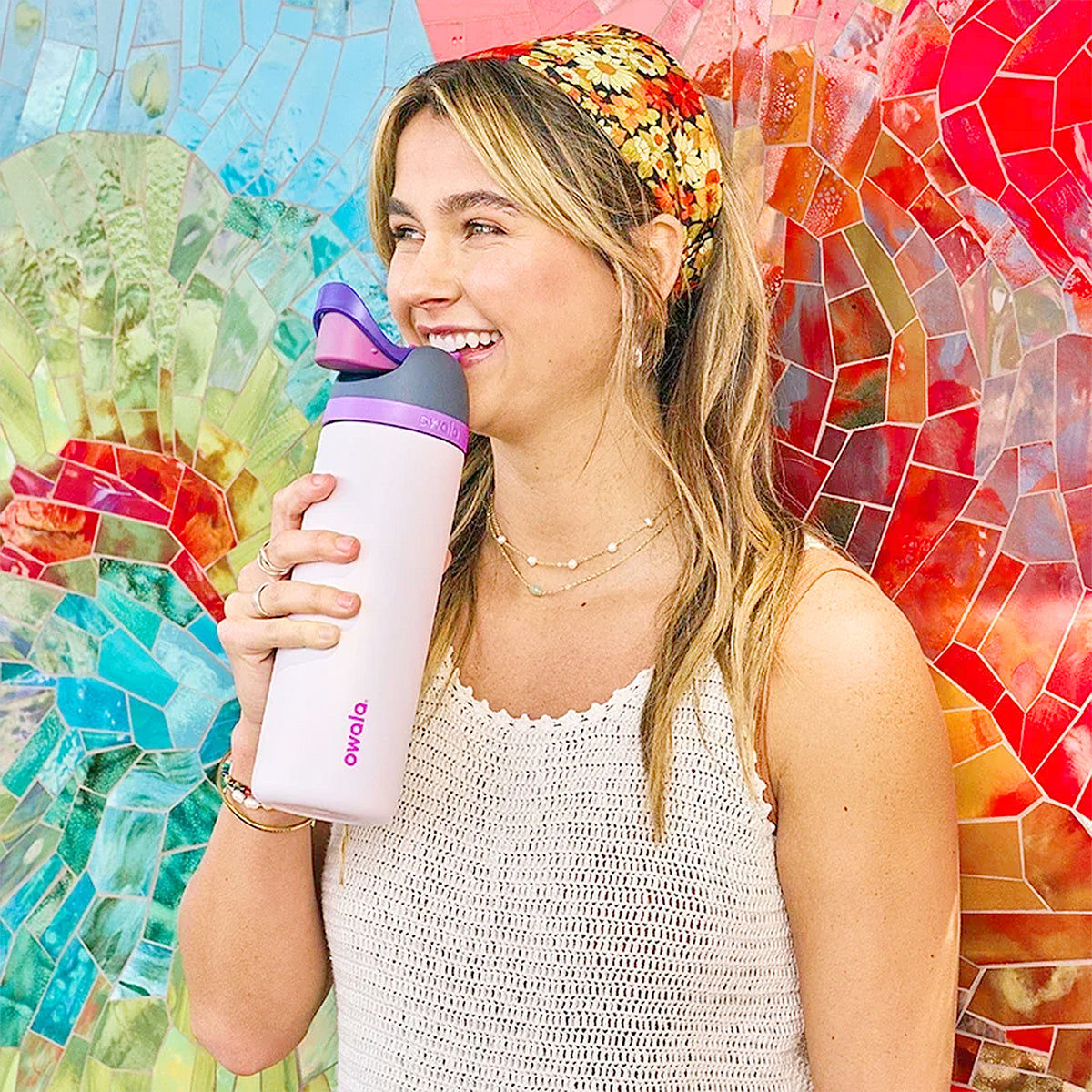 femme avec gourde en acier inoxydable