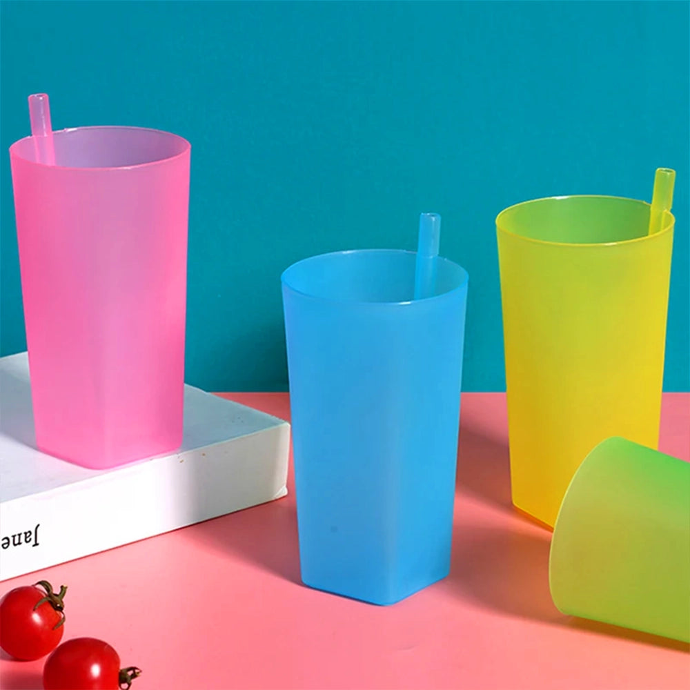 gobelet avec paille intégrée pour enfant
