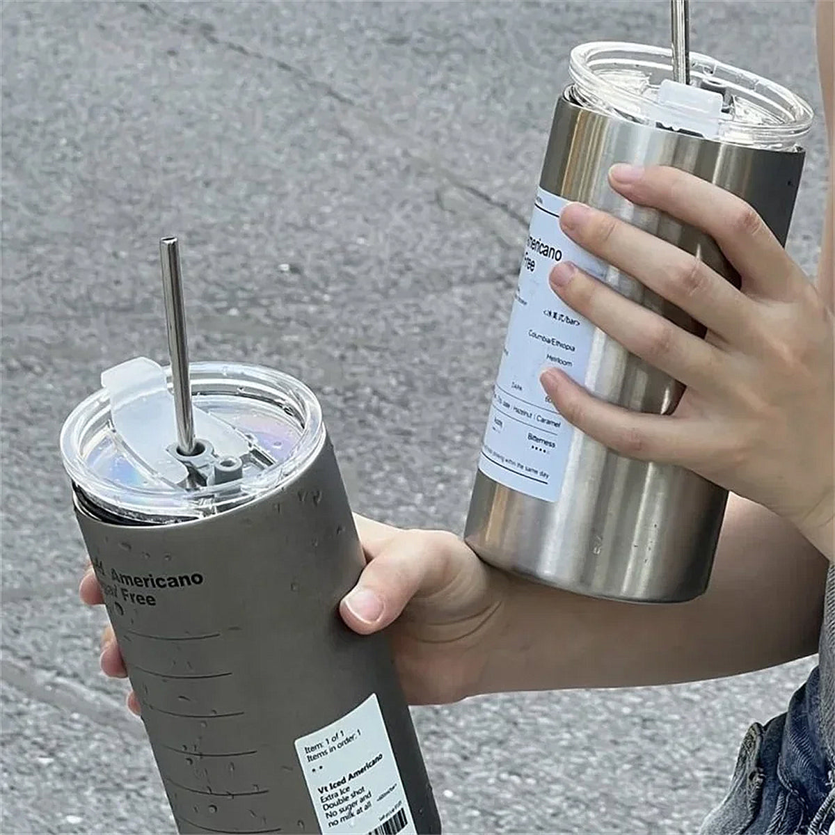 Gobelets en inox avec paille et couvercle hermétique, parfaits pour transporter des boissons fraîches. Design moderne, pratique et réutilisable.