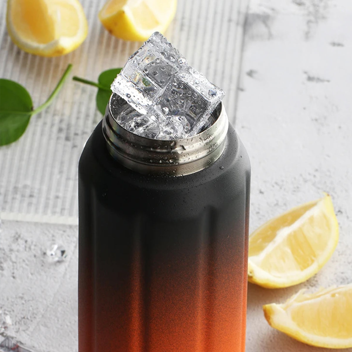 gourde en inox noir et orange avec glaçons