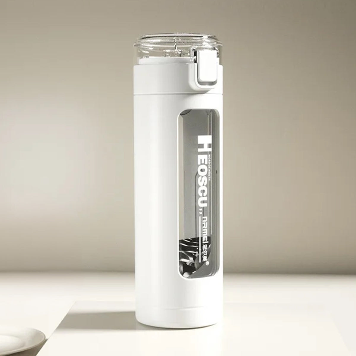 gourde en verre blanche avec paille