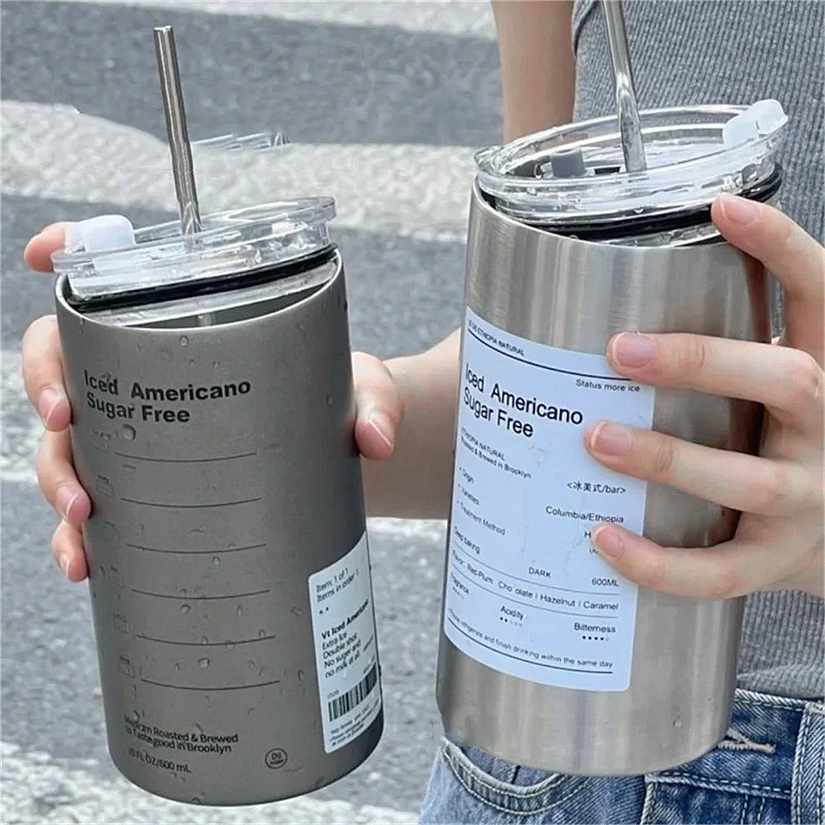 Tasse réutilisable en acier inoxydable, équipée d’une paille en métal et d’un couvercle anti-éclaboussures. Une alternative écologique aux gobelets jetables, idéale pour le café glacé ou toute autre boisson à emporter.